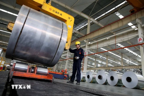 Công nhân làm việc tại một nhà máy sản xuất nhôm ở Hoài Bắc, tỉnh An Huy, Trung Quốc ngày 20/5/2017. (Nguồn: AFP/TTXVN)