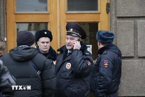 Cảnh sát làm nhiệm vụ tại khu vực ga tàu điện ngầm ở Saint Peterburg. (Nguồn: EPA/TTXVN)