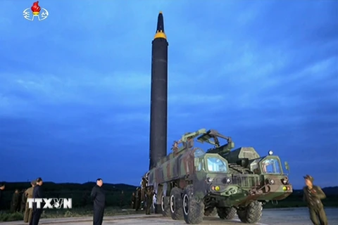 Nhà lãnh đạo Triều Tiên Kim Jong-un (giữa) thị sát một vụ phóng thử tên lửa đạn đạo tầm trung Hwasong-12 ở sân bay Sunan, Bình Nhưỡng ngày 29/8/2017. (Nguồn: YONHAP/TTXVN)