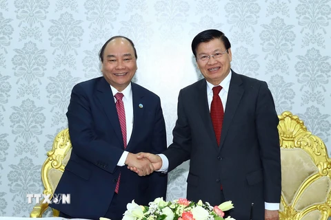 Thủ tướng Nguyễn Xuân Phúc và Thủ tướng nước CHDCND Lào Thongloun Sisoulith. (Ảnh: Thống Nhất/TTXVN .)