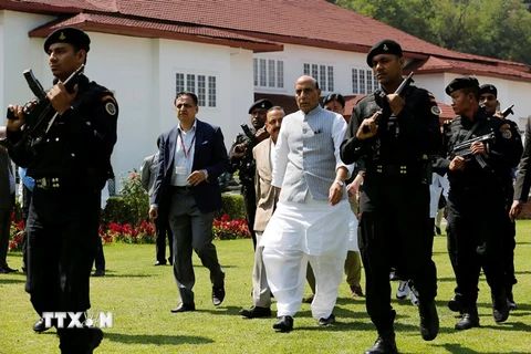 Bộ trưởng Nội vụ Ấn Độ Rajnath Singh (giữa) trong cuộc họp báo tại Srinagar, thủ phủ mùa hè của bang Kashmir do Ấn Độ kiểm soát ngày 5/10/2016. (Nguồn: EPA/TTXVN)