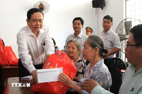 Chủ tịch Ủy ban Trung ương MTTQ Việt Nam Trần Thanh Mẫn tặng quà Tết cho hộ nghèo và gia đình chính sách. (Ảnh: Ngọc Thiện/TTXVN)