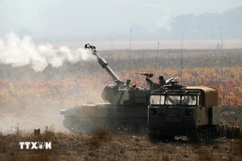 Binh sỹ và pháo binh Israel tham gia diễn tập gần khu vực biên giới Israel-Syria tại Cao nguyên Golan ngày 19/11. (Nguồn: AFP/TTXVN)