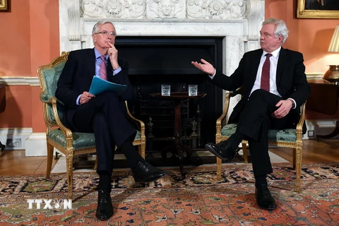 Trưởng đoàn đàm phán Brexit của EU Michel Barnier (trái) và Bộ trưởng Brexit David Davis trong cuộc gặp tại London, Anh ngày 5/2. (Nguồn: AFP/TTXVN)