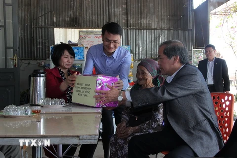 Bí thư Tỉnh ủy Lâm Đồng Nguyễn Xuân Tiến thăm, tặng quà các gia đình chính sách tại các huyện Đức Trọng, Lâm Hà và huyện vùng sâu Đam Rông. (Ảnh: Đặng Tuấn/TTXVN)