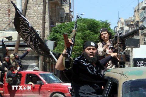 Các tay súng thuộc nhóm phiến quân Al-Nusra của al-Qaeda tại Aleppo, Syria ngày 26/5/2015. (Nguồn: AFP/TTXVN)