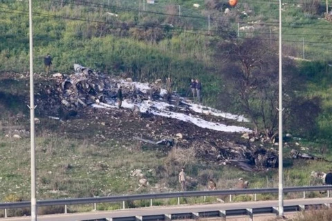 Hiện trường chiến đấu cơ F-16 của Israel rơi xuống gần một ngôi làng ở miền bắc Israel. (Nguồn: Reuters)