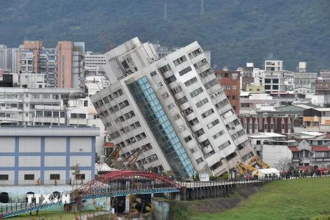 Tòa nhà Yun Tsui đổ nghiêng sau trận động đất ở Hoa Liên, Đài Loan ngày 10/2. (Nguồn: Kyodo/TTXVN)