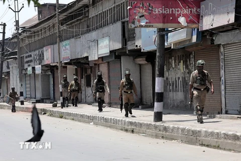Các binh sỹ Ấn Độ tuần tra trong giờ giới nghiêm ở Kashmir. (Nguồn: EPA/TTXVN)