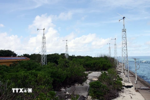Hệ thống điện gió ở đảo Trường Sa lớn. (Ảnh: Hồ Cầu/TTXVN)