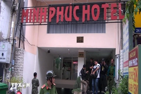 Công an Thành phố Hồ Chí Minh kiểm tra khách sạn Minh Phúc. (Ảnh: Thành Chung/TTXVN)