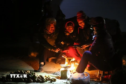 Người dân Mường Thanh, Điện Biên đốt lửa sưởi ấm trong những ngày giá rét. (Ảnh: Phan Tuấn Anh/TTXVN)