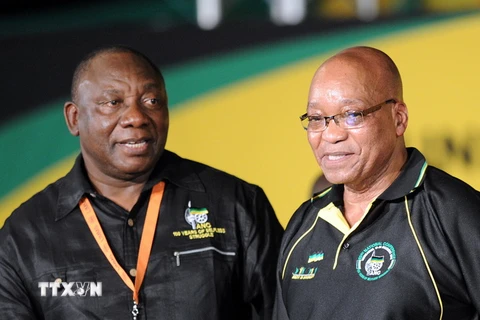Ông Cyril Ramaphosa (trái) và ông Jacob Zuma tại một sự kiện ở Bloemfontein ngày 18/12/2015. (Nguồn: AFP/TTXVN)
