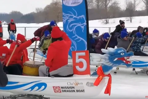 [Video] Kỳ thú cuộc đua thuyền rồng trên băng tại Canada 