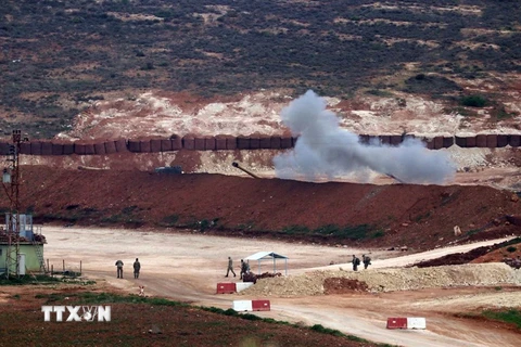  Đạn pháo được bắn về phía Syria từ thị trấn Reyhanli, tỉnh Hatay, Thổ Nhĩ Kỳ ngày 12/2. (Nguồn: THX/TTXVN)