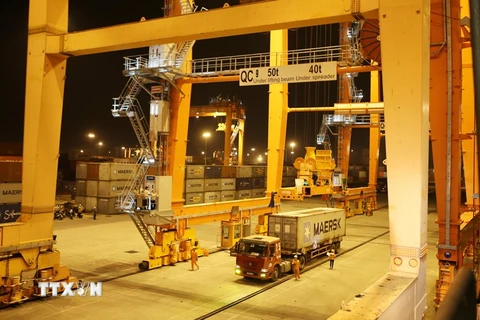  Cần trục giàn QC xếp dỡ hàng container tại Cảng Tân Vũ. (Ảnh: Minh Huệ/TTXVN) 