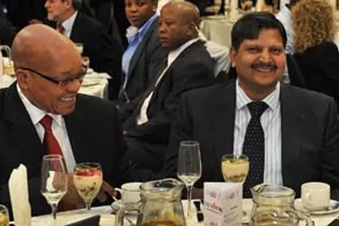 Cựu Tổng thống Nam Phi Jacob Zuma (trái) và Atul Gupta, một trong những anh em của Gupta, tại một sự kiện vào năm 2012. (Nguồn: ft.com)