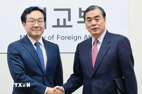 Trưởng đoàn đàm phán về vấn đề hạt nhân Triều Tiên của Hàn Quốc Lee Do-hoon (trái) và Đại sứ Trung Quốc tại Seoul Khâu Quốc Hồng(Nguồn: Kyodo/TTXVN)
