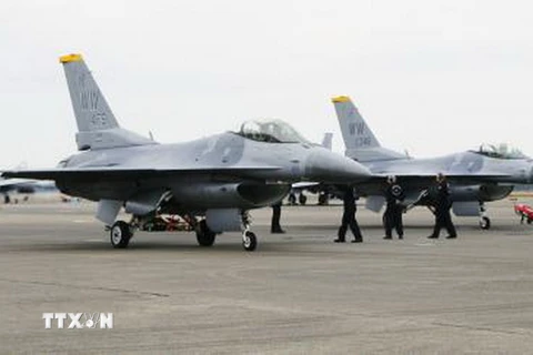 Máy bay chiến đấu F-16 của Mỹ tại căn cứ không quân ở Miyazaki , Nhật Bản chuẩn bị cho cuộc tham gia tập trận chung Mỹ-Nhật hồi tháng 12/ 2017. (Nguồn: Kyodo/TTXVN)