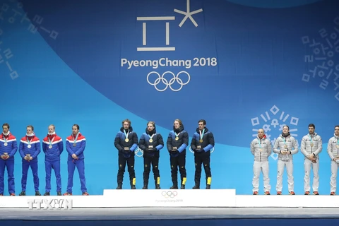Ngày 24/2, đội Thụy Điển (ảnh, giữa) đã giành Huy chương Vàng nội dung trượt tuyết bắn súng 4x7,5km tiếp sức nam tại Olympic PyeongChang 2018, Hàn Quốc. Huy chương Bạc và Đồng nội dung này thuộc về đội Na Uy (ảnh, trái) và đội Đức (phải). (Nguồn: THX/TTXV