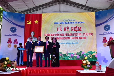 Bệnh viện Đa khoa Hà Đông vinh dự đón nhận Huân chương Lao Động hạng Nhì. (Ảnh: Thu Hiền/Vietnam+)