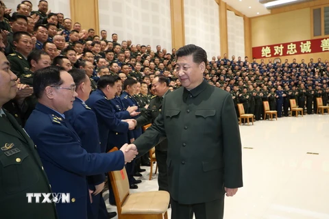 Chủ tịch Trung Quốc Tập Cận Bình (phải) trong cuộc gặp các sỹ quan cấp cao một đơn vị bộ đội địa phương tỉnh Tứ Xuyên ở thủ phủ Thành Đô ngày 12/2. (Nguồn: THX/TTXVN)