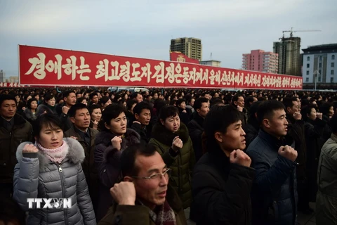 Người dân Triều Tiên tham gia tuần hành ủng hộ lãnh đạo Kim Jong Un tại quảng trường Kim Nhật Thành ngày 5/1/2017. (Nguồn: AFP/TTXVN)