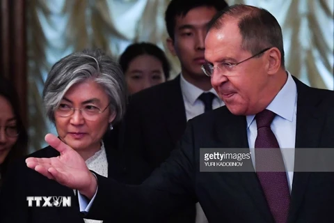 Ngoại trưởng Hàn Quốc Kang Kyung-wha và người đồng cấp Nga Sergei Lavrov. (Nguồn: Getty)