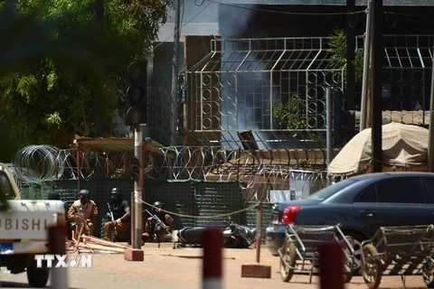 Lực lượng an ninh Burkina Faso được triển khai sau vụ nổ ở Ouagadougou ngày 2/3. (Nguồn: AFP/TTXVN)