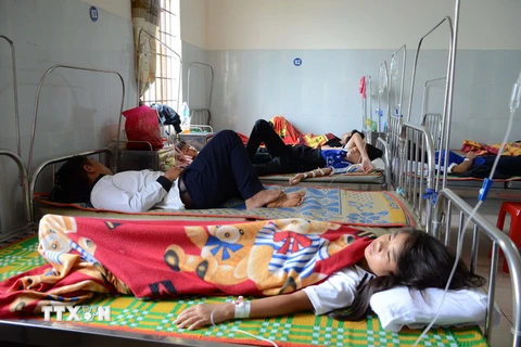 Các bệnh nhân đang được theo dõi, điều trị tại Bệnh viện Đa khoa huyện Đắk G'Long. (Ảnh: Hưng Thịnh/TTXVN)