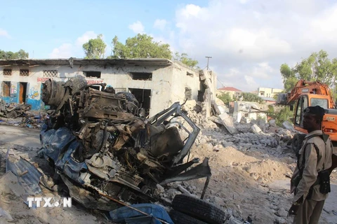 Hiện trường một vụ đánh bom xe tại Mogadishu, Somalia ngày 29/10/2017. (Nguồn: THX/TTXVN)