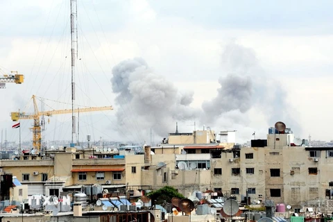 Khói bốc lên từ khu vực Đông Ghouta, Syria ngày 26/2. (Nguồn: THX/TTXVN)
