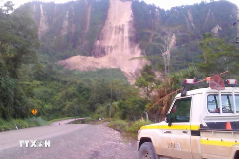  Một đoạn đường bị phá hủy sau động đất tại Tabubil, Papua New Guinea ngày 26/2. (Nguồn: Radio New Zealand/TTXVN)