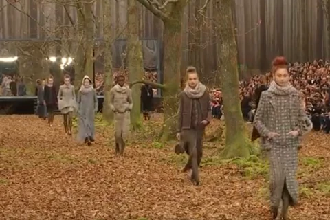 [Video] Chanel gân ấn tượng khi đưa rừng Thu lên sàn catwalk