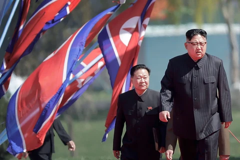Nhà lãnh đạo Triều Tiên Kim Jong-un (phải) và chính trị gia Choe Ryong Hae đến dự lễ khai trương khu dân cư Ryomyong ở Bình Nhưỡng hồi tháng 4/2017. (Nguồn: AP)
