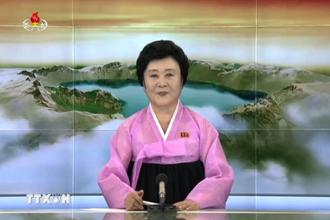 Phát thanh viên Đài truyền hình trung ương Triều Tiên trong một bản tin thời sự. (Nguồn: Yonhap/TTXVN)