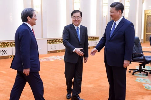 Chủ tịch Trung Quốc Tập Cận Bình gặp gỡ Giám đốc Văn phòng An ninh Quốc gia Hàn Quốc Chung Eui-yong và Đại sứ Hàn Quốc tại Trung Quốc Noh Young-min tại Đại lễ đường Nhân dân Bắc Kinh ngày 12/3. (Nguồn: voanews.com)