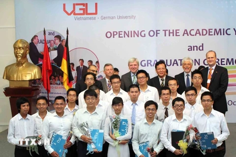 Các sinh viên khóa đầu tiên (năm 2008) của Trường Đại học Việt Đức (Bình Dương) nhận bằng Cử nhân. (Ảnh: Quách Lắm/TTXVN)