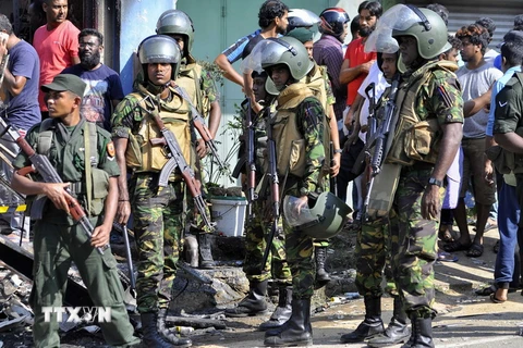  Cảnh sát Sri Lanka tuần tra tại khu vực Pallekele, Kandy ngày 6/3. (Nguồn: AFP/TTXVN)