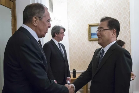 Ngoại trưởng Nga Sergei Lavrov (trái) bắt tay Giám đốc Văn phòng An ninh Quốc gia Hàn Quốc Chung Eui-yong trong một cuộc họp ở Moskva, Nga ngày 13/3. (Nguồn: Reuters)