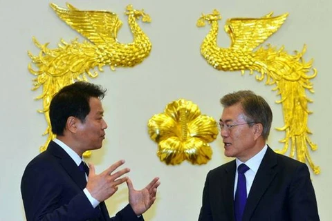  Chánh văn phòng Phủ Tổng thống, Im Jong-Seok (trái) và Tổng thống Hàn Quốc Moon Jae-In. (Nguồn: AFP)
