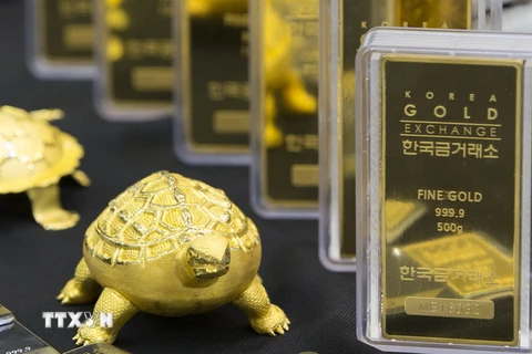  Vàng được bày bán tại Seoul, Hàn Quốc. (Nguồn: Yonhap/TTXVN)