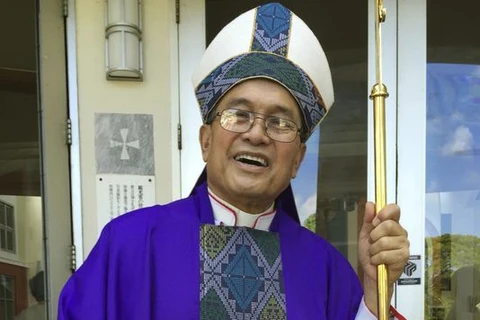 Tổng giám mục Anthony Apuron đứng trước Nhà thờ Basilica Dulce Nombre de Maria ở Hagatna, Guam năm 2014. (Nguồn: AP)