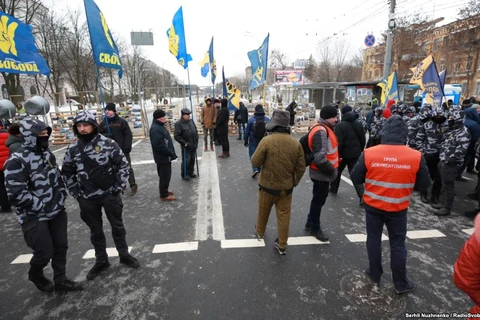 Một cuộc biểu tình diễn ra gần Đại sứ quán Nga tại Kiev ngày 18/3. (Nguồn: rferl.org)