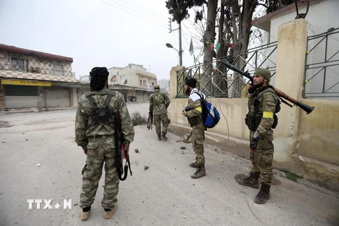 Quân nổi dậy tại Syria do Thổ Nhĩ Kỳ hậu thuẫn tuần tra tại thị trấn Jandairis, khu vực Afrin, Syria ngày 9/3. (Nguồn: AFP/TTXVN)