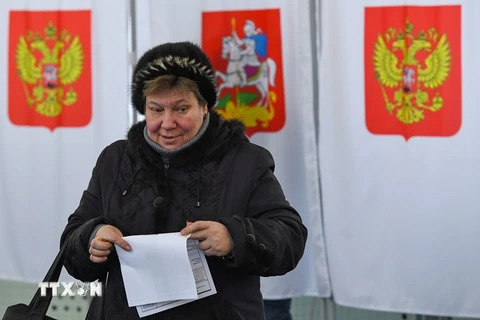 Cử tri Nga bỏ phiếu tại một điểm bầu cử ở ngoại ô Moskva ngày 17/3. (Nguồn: AFP/TTXVN)