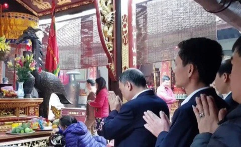 [Video] Giám đốc Kho bạc Nam Định bị cách chức vì đi lễ trong giờ làm