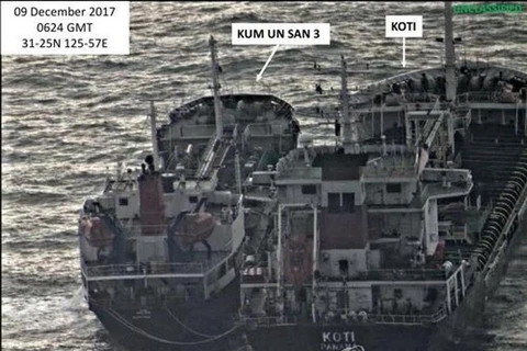 Tàu hàng KOTI đăng ký ở Panama và tàu Kum Un San 3 của Triều Tiên được chụp vào ngày 9/12/2017. (Nguồn: Yonhap)