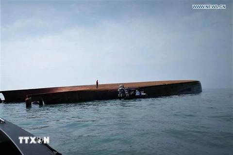 Tàu chở cát bị lật úp ngoài khơi Malaysia ngày 21/3. (Nguồn: THX/TTXVN)