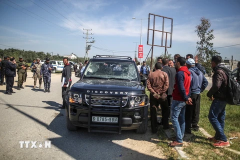 Cảnh sát điều tra sau vụ đánh bom nhằm vào đoàn xe hộ tống Thủ tướng Palestine Rami Hamdallah tại Dải Gaza ngày 13/3. (Nguồn: THX/TTXVN)